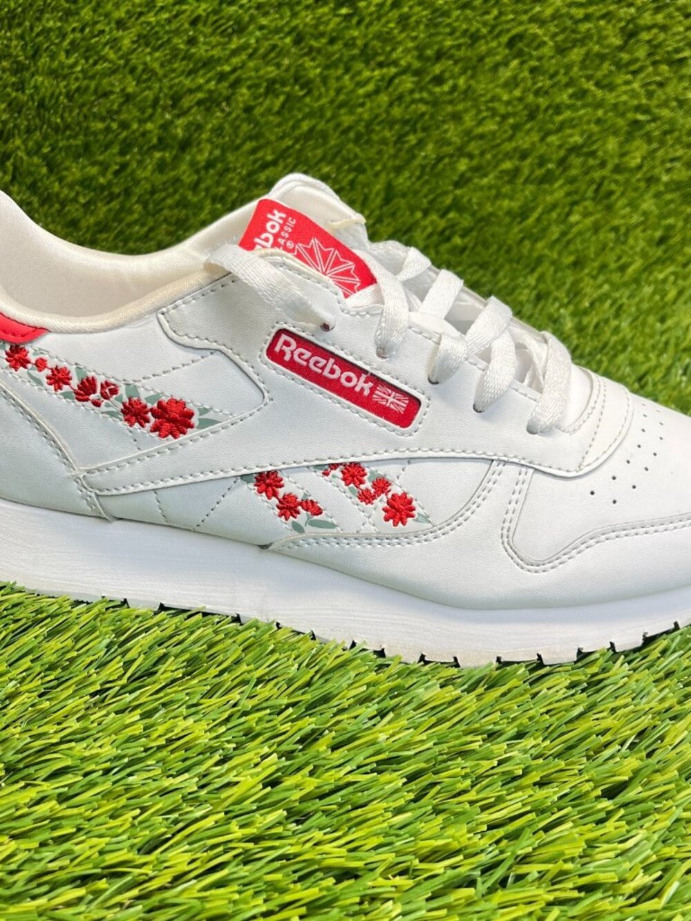 Reebok‎ Classic Leather Boys Size 5.5Y White Red Athletic Walking Shoes Sneakers